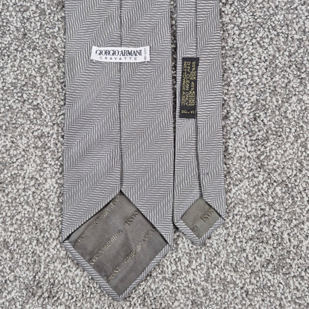Giorgio Armani Cravatte Neck Tie Gray Herringbone Silk Blend Made in Italy